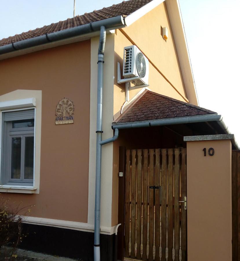 Harsfa Apartman Makó Buitenkant foto